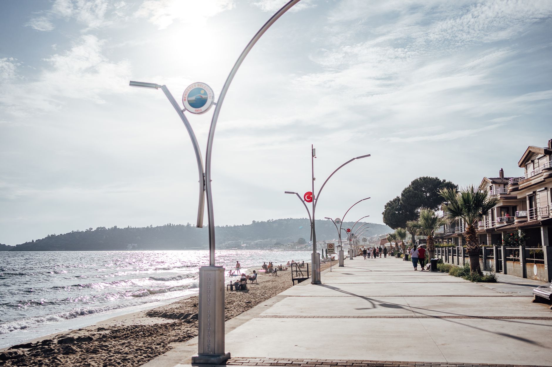 Explore the scenic boardwalk along the Özdere beach on a sunny day, perfect for a seaside stroll. — Trójmiasto