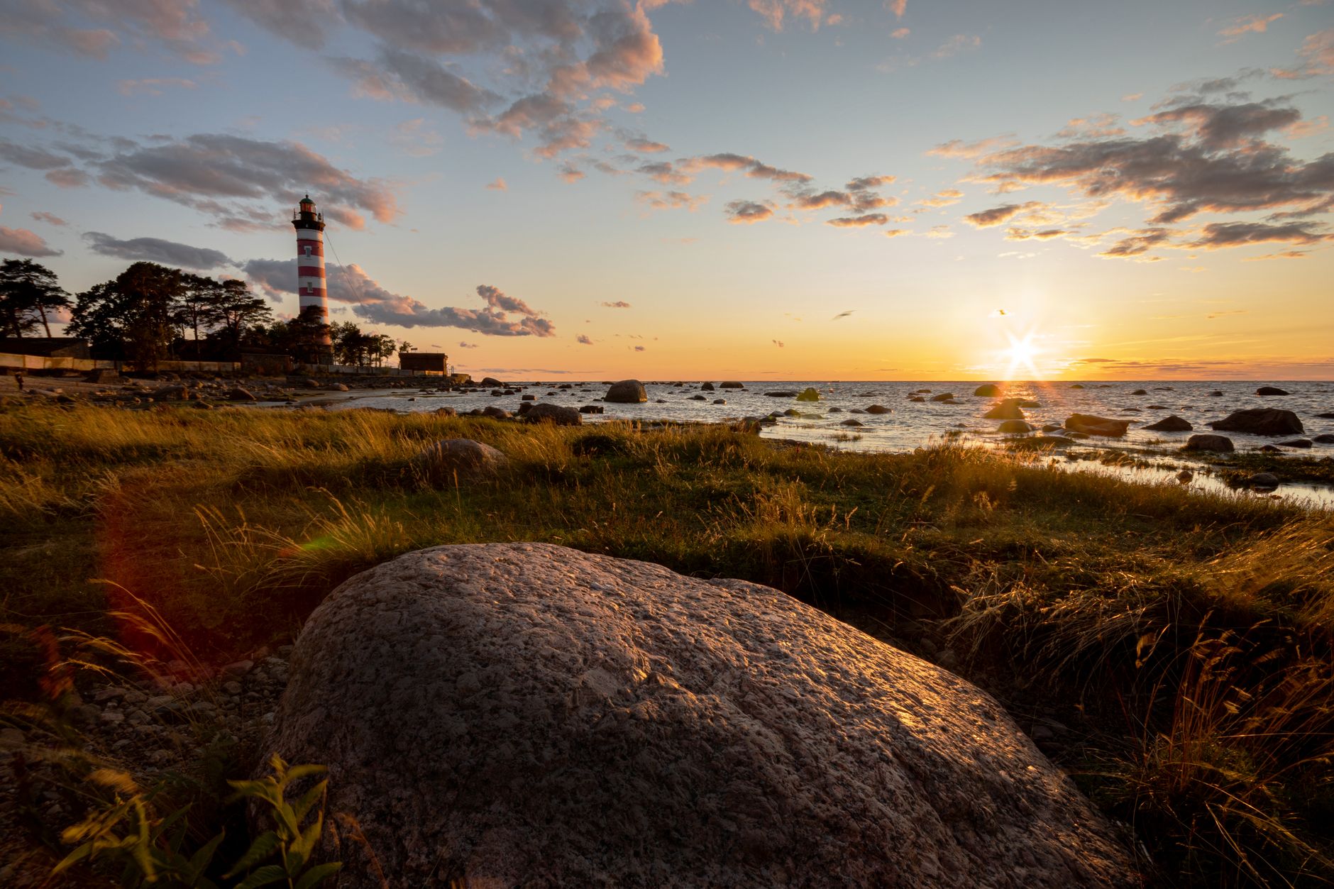 Sunset view of Shepelevsky Lighthouse with rocky seashore in Leningrad, Russia. — Trójmiasto