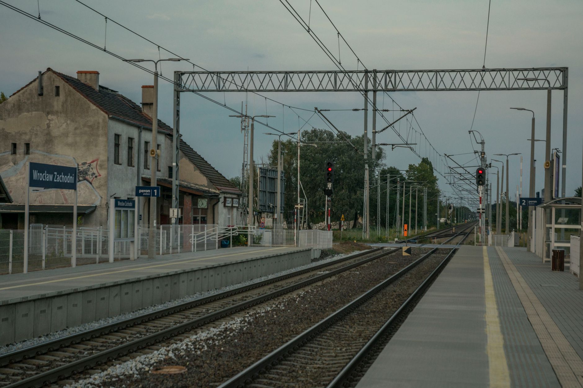 View of Wrocław Zachodni railway station with tracks and platforms on a clear day. — Trójmiasto