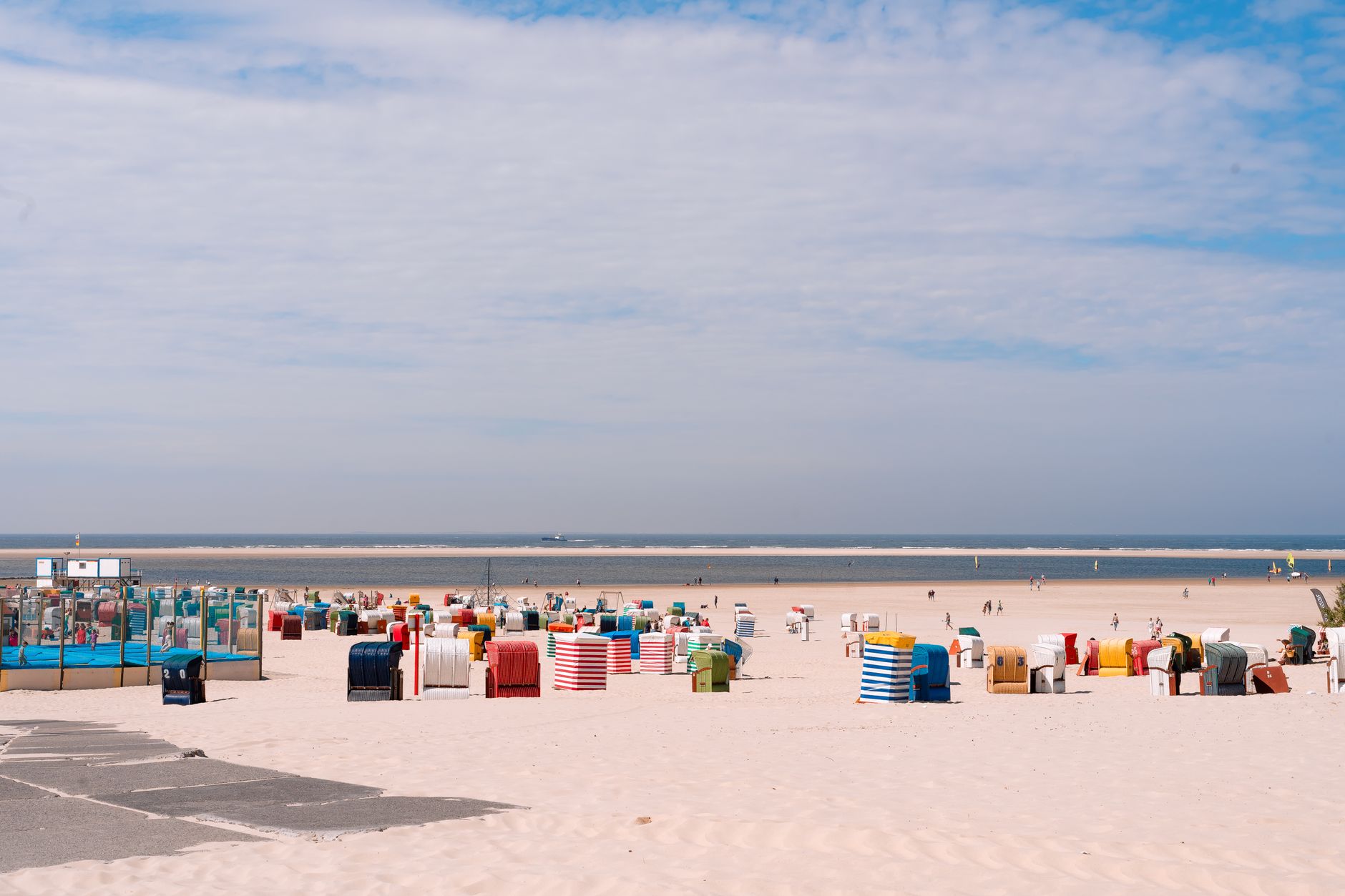 Colorful beach huts on Borkum Island, Germany. Perfect summer vacation spot. — Trójmiasto