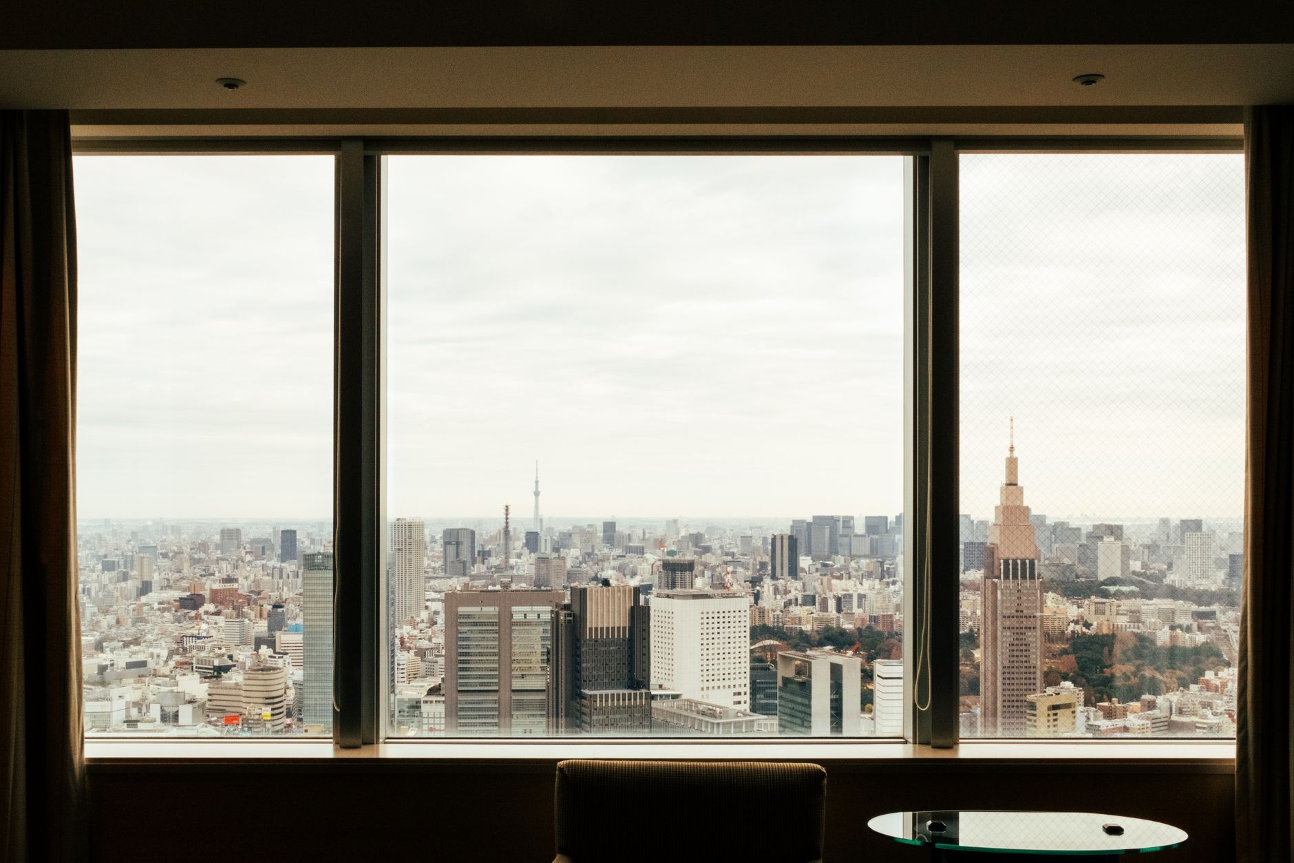 A scenic view of Tokyo's skyline from a window, featuring the iconic structures and urban landscape. — Trójmiasto