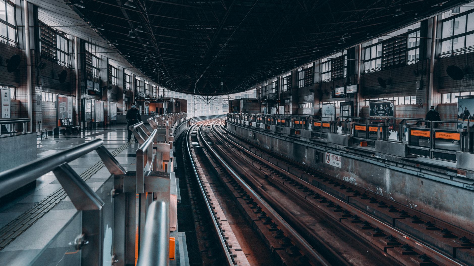 Modern railway station interior showing tracks and platforms in an urban setting. — Trójmiasto