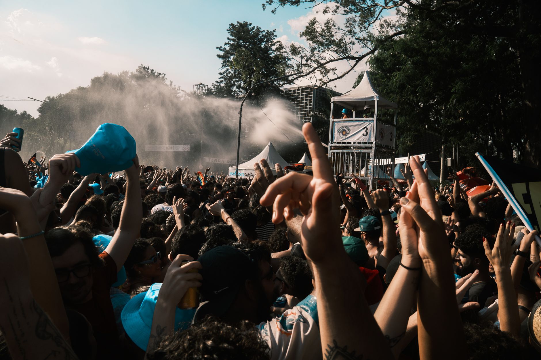 Vibrant crowd enjoying an outdoor music festival on a sunny day. — Trójmiasto
