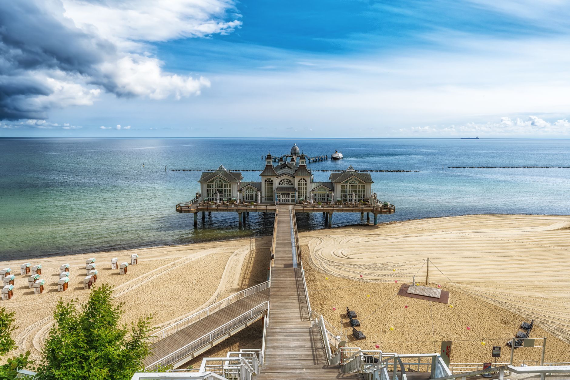 Beautiful view of Seebrücke Sellin pier stretching to the Baltic Sea under a blue sky. — Trójmiasto