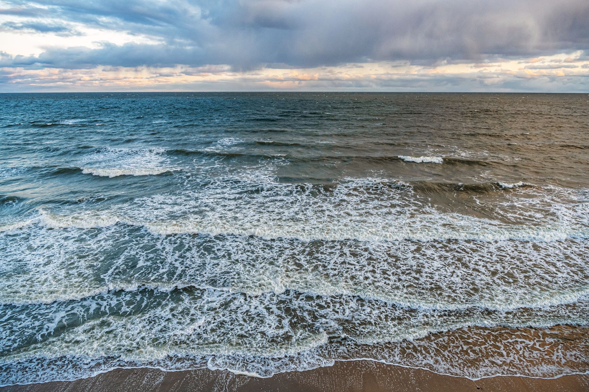 Captivating seascape with crashing waves under a cloudy sky at Svetlogorsk, Russia. — Trójmiasto
