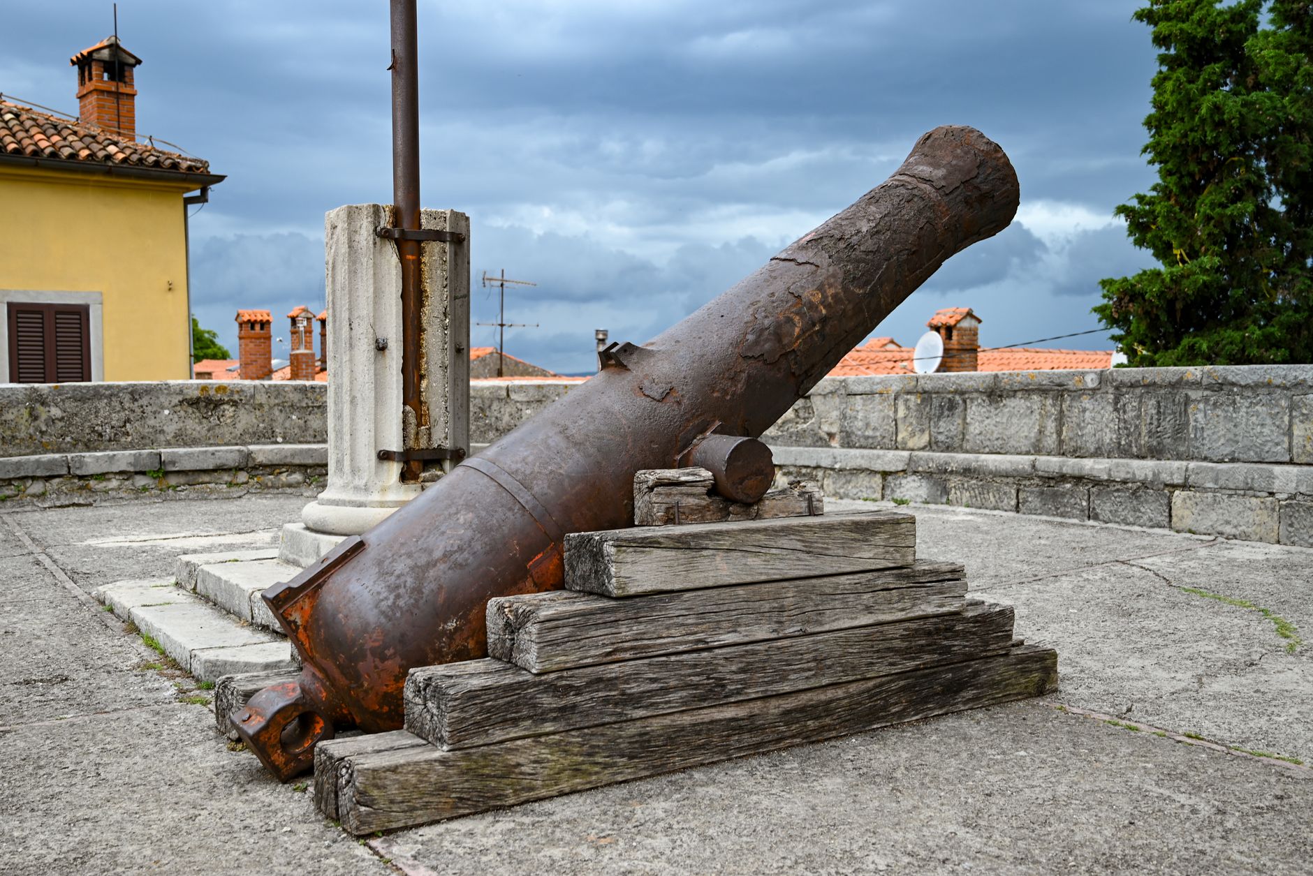 Rusty cannon exhibit in Labin's historic area, Istarska županija, Croatia. — Trójmiasto