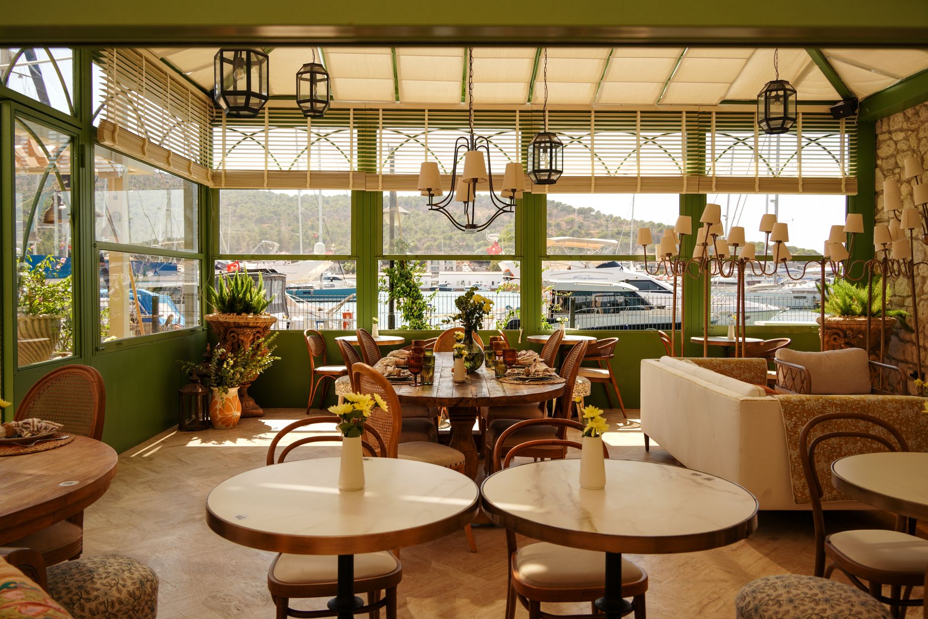 Bright indoor restaurant with elegant decor and marina view. Perfect for dining by the sea. — Trójmiasto