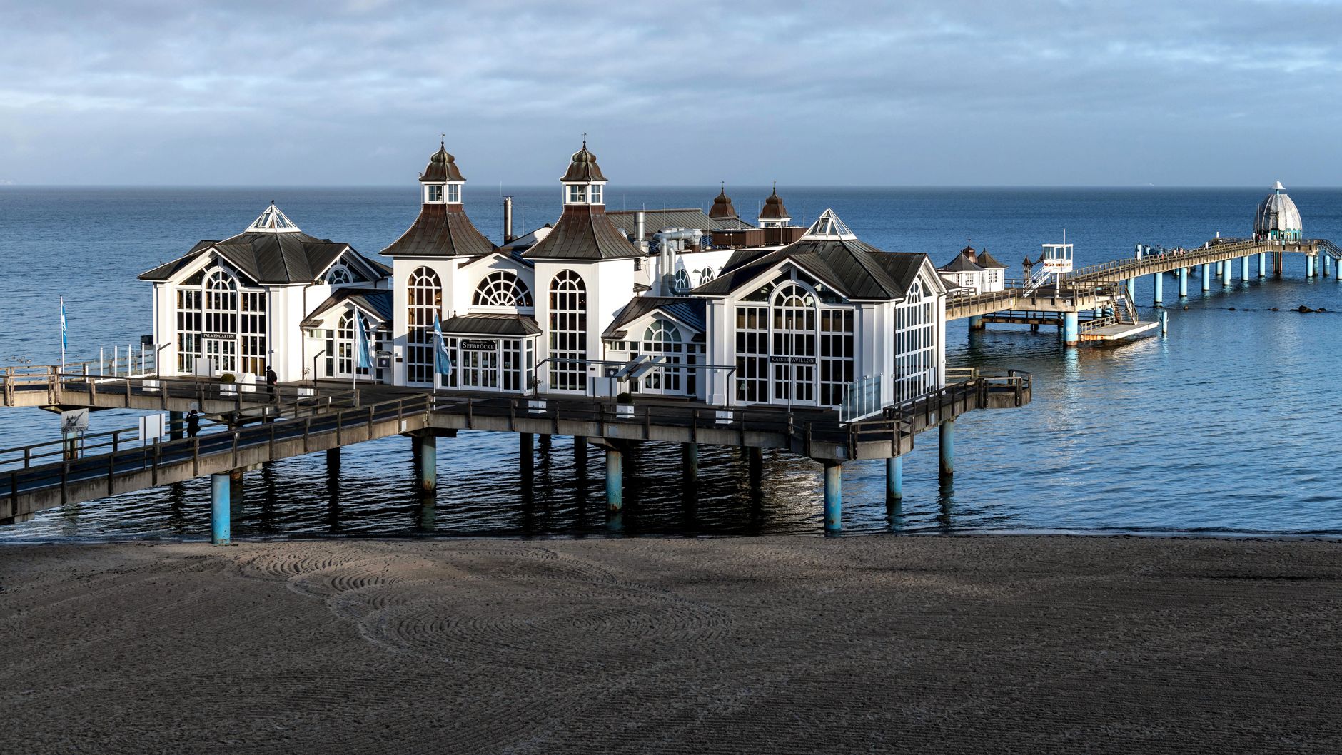 Beautiful architecture of Sellin Pier stretching into the Baltic Sea, Germany. — Trójmiasto