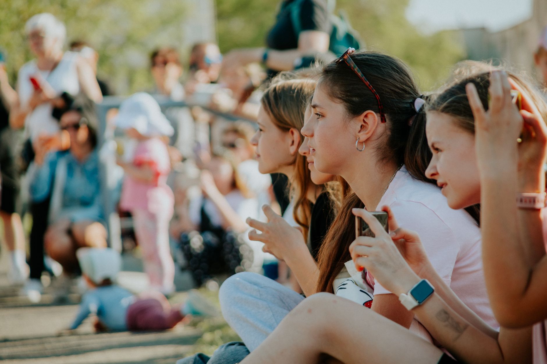Group of teenagers enjoying an outdoor summer event filled with people and activities. — Trójmiasto