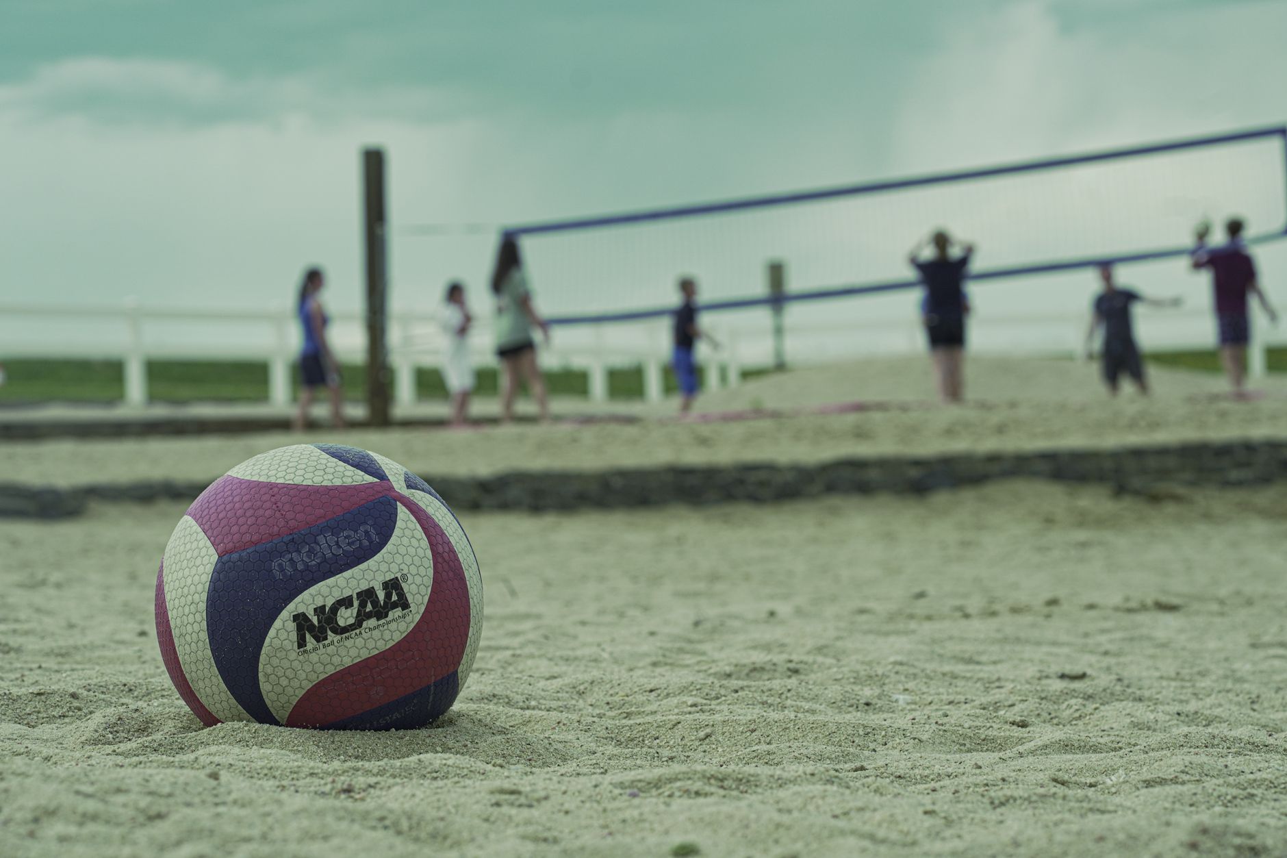 A sand volleyball game in Aurora, Colorado, with a focus on a volleyball. — Trójmiasto