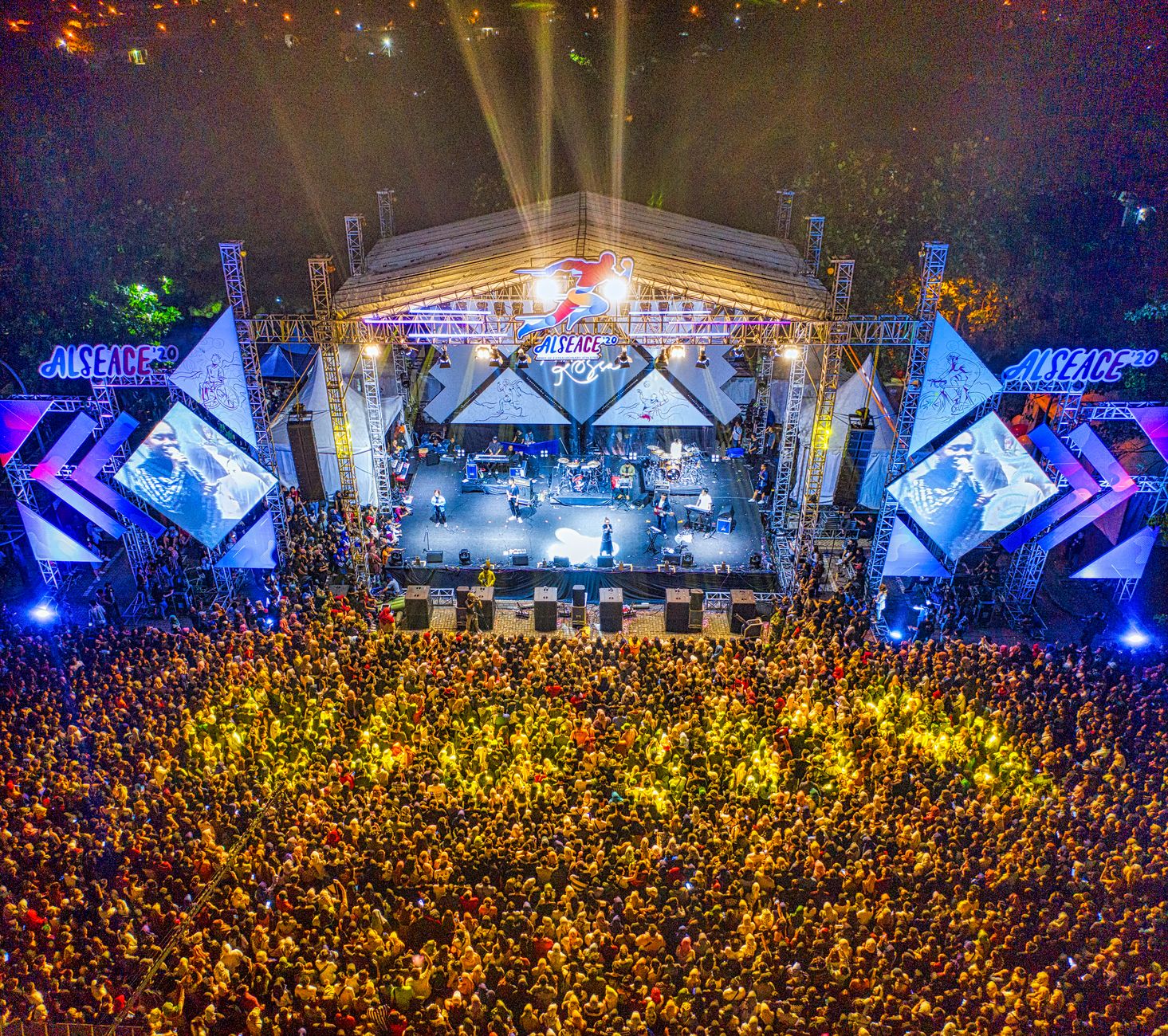 Aerial view of a large crowd enjoying a nighttime concert. — Trójmiasto