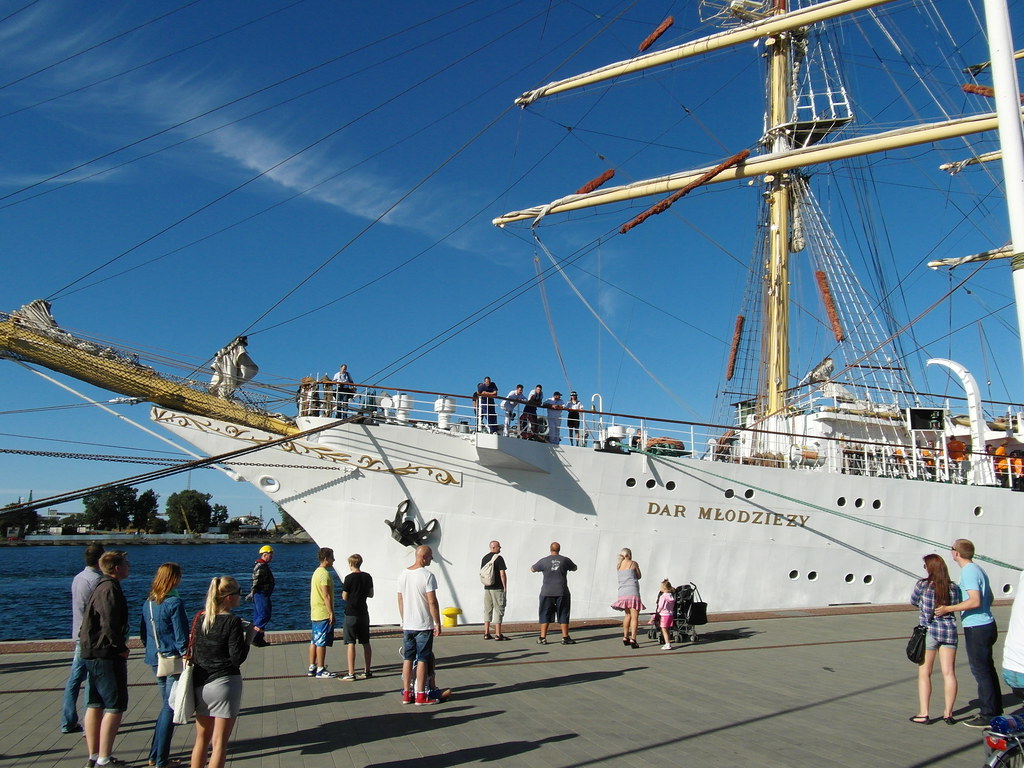 Segelschulschiff DAR MLODZIEZY beim Ablegen in Gdynia (PL)