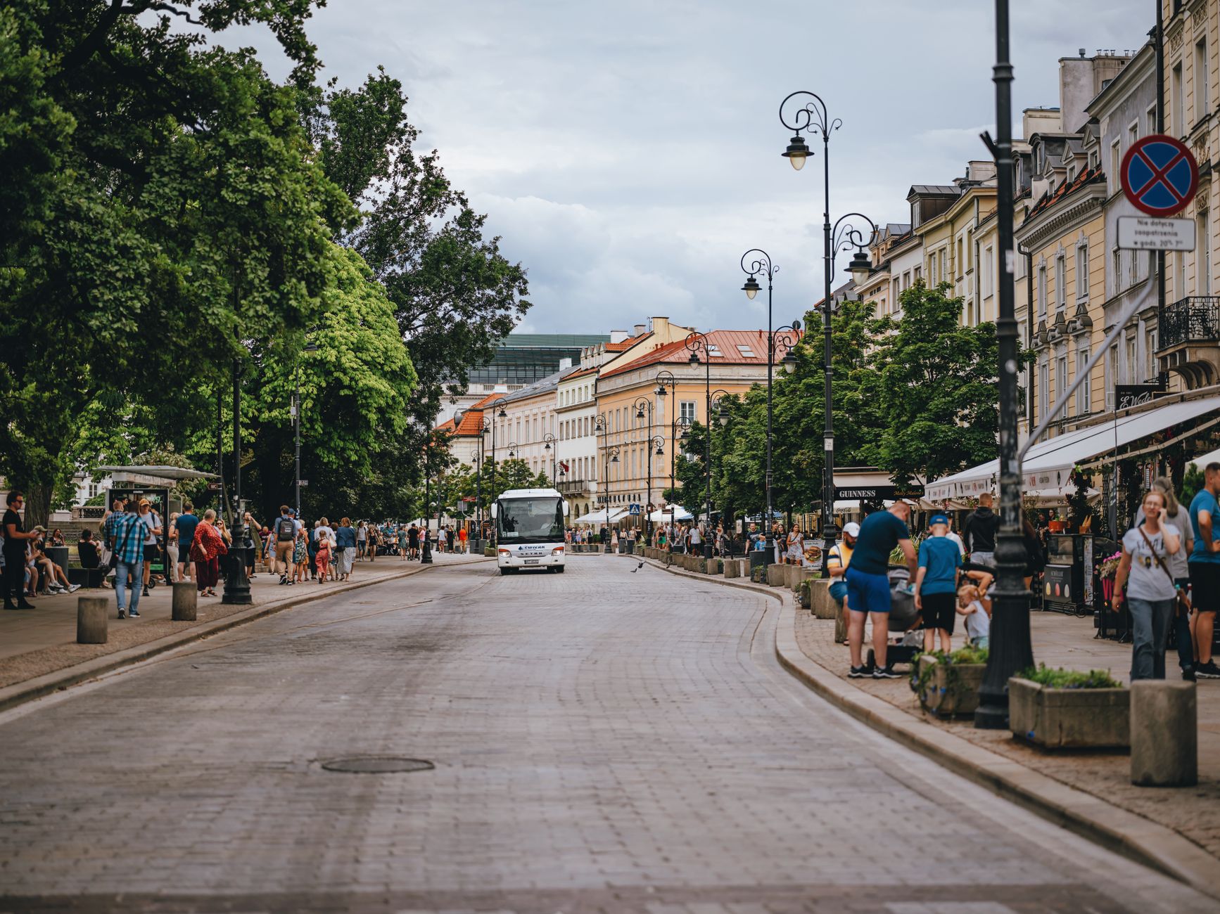 Dynamic city street scene in Warsaw, showcasing architecture and daily life. — Trójmiasto