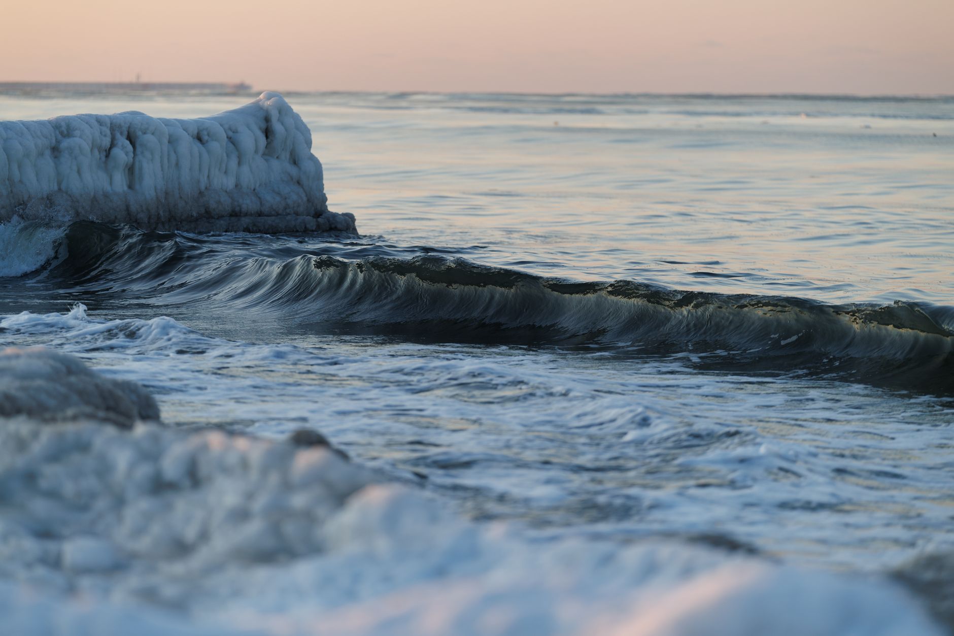Tranquil sea waves and icy coastline at dawn in Zelenogradsk, Russia. — Trójmiasto