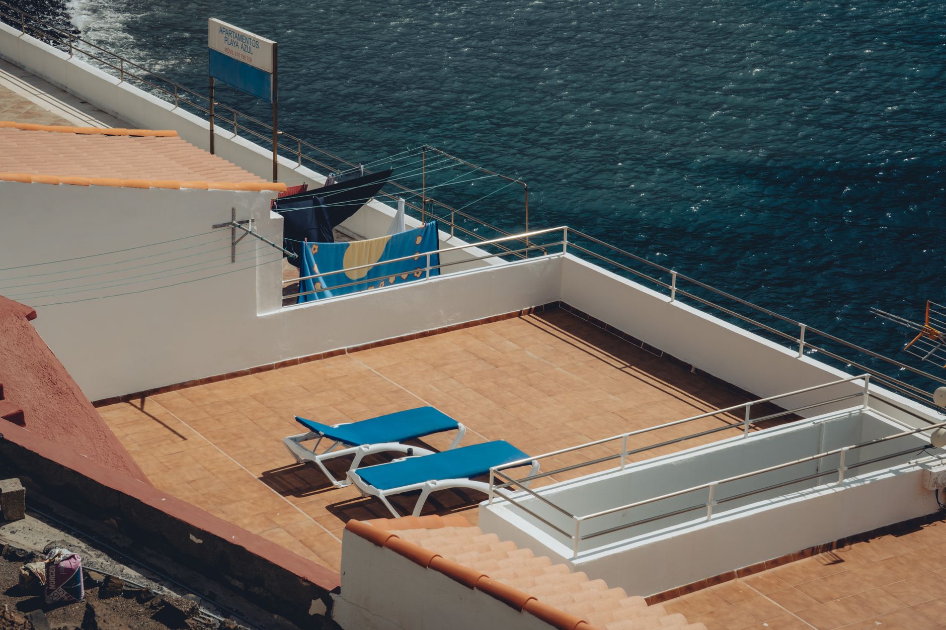 Sunny rooftop terrace with loungers overlooking the ocean in Alojera, La Gomera. — Trójmiasto