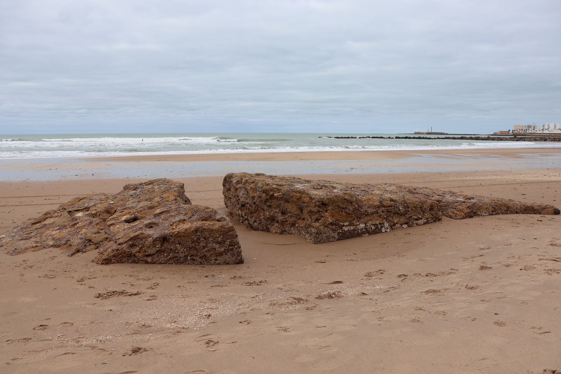 Discover ancient ruins on a serene beach in Cádiz, Spain. Perfect blend of history and natural beauty. — Trójmiasto