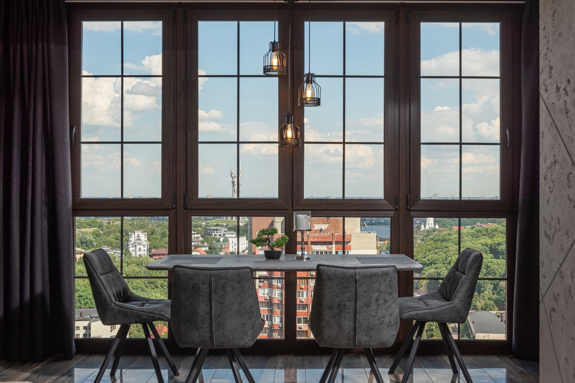 Stylish dining room with large windows overlooking a vibrant cityscape. — Trójmiasto