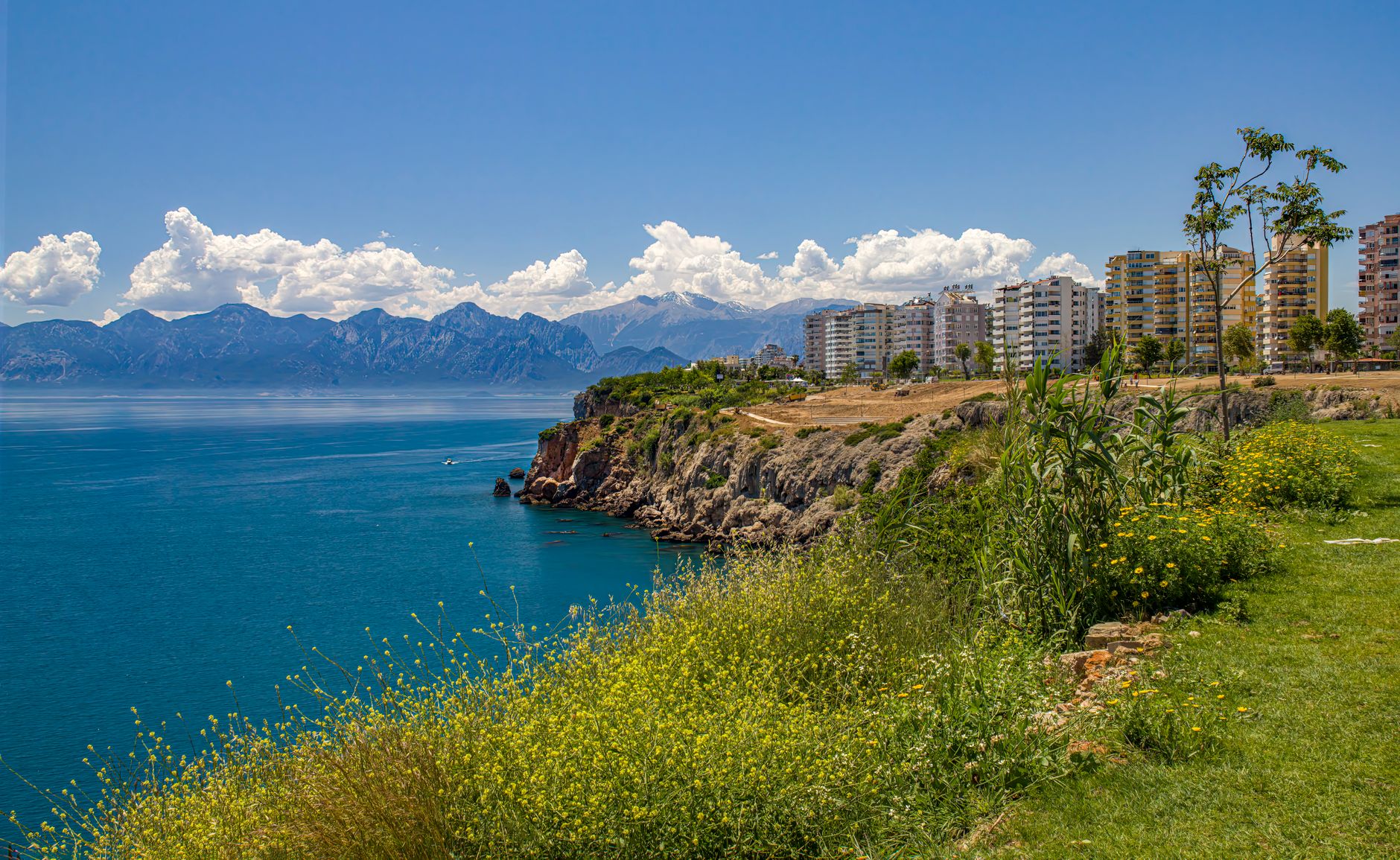 Explore the beautiful Antalya coastline with its lush landscapes, cityscape, and mountains. — Trójmiasto