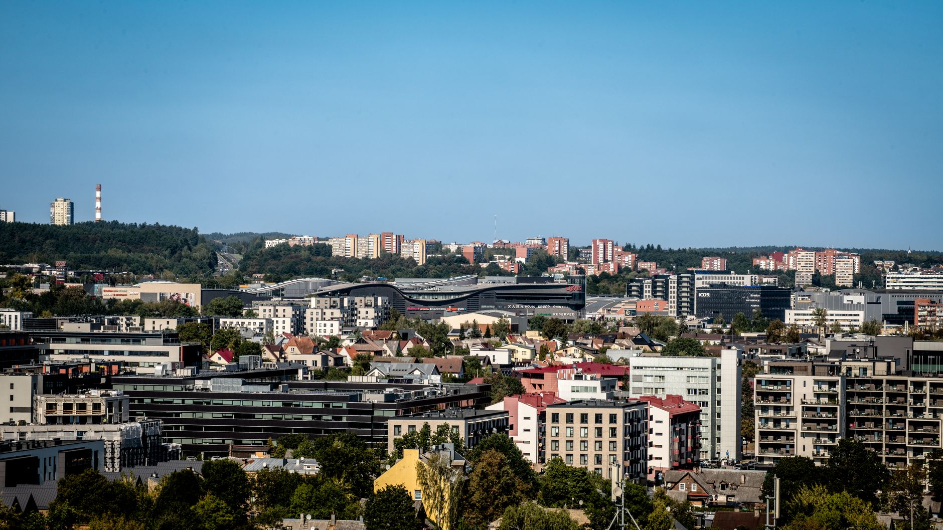 Panoramic view of Vilnius skyline featuring modern and historic architecture under a clear blue sky. — Trójmiasto