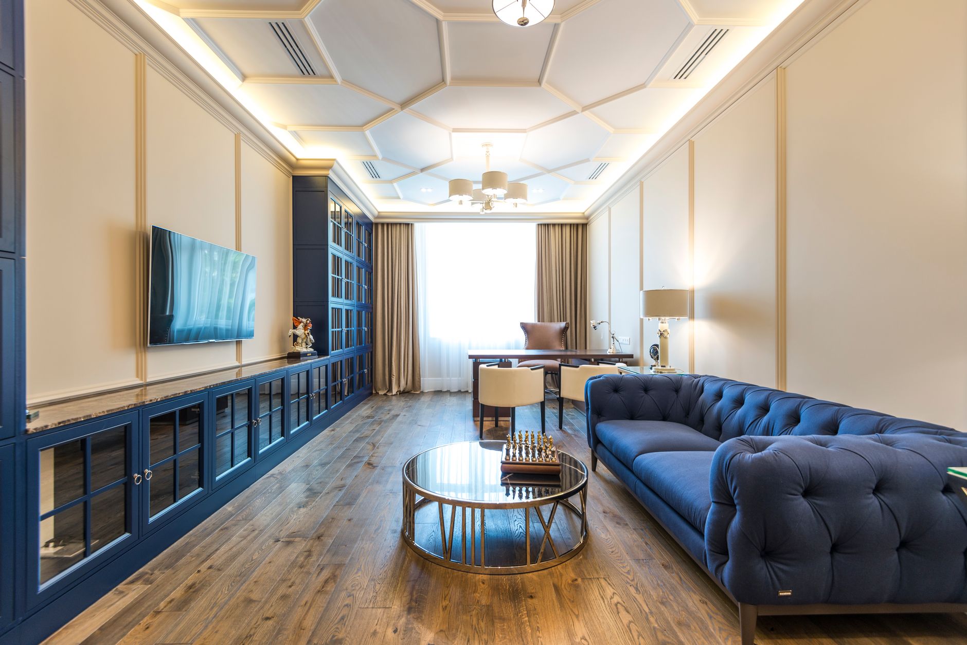 A luxurious apartment interior featuring a blue sofa, modern decor, and elegant lighting. — Trójmiasto