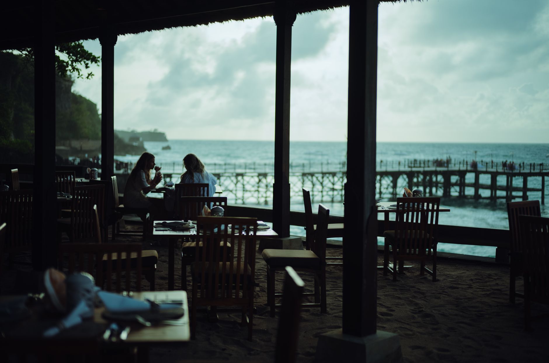 Charming outdoor café by the sea with a scenic ocean view. — Trójmiasto