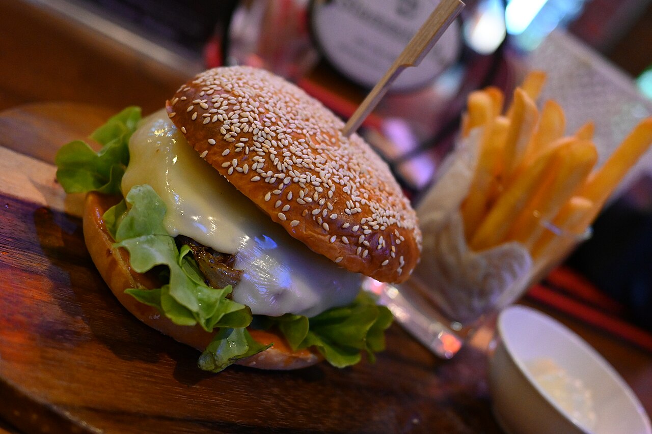 juicy burger restaurant meal — Trójmiasto
