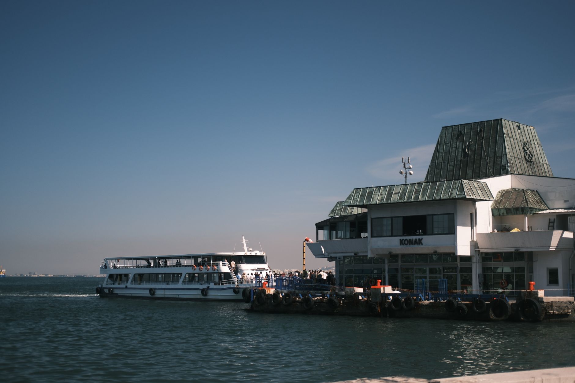 Scenic view of Konak Pier with a ferry docked in İzmir, Türkiye on a sunny day. — Trójmiasto