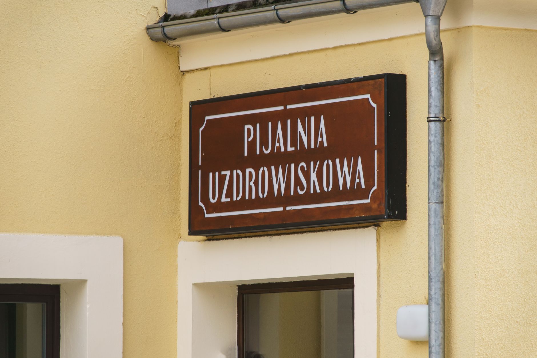 Close-up of a traditional spa sign in Krynica-Zdrój, showcasing architectural details. — Trójmiasto