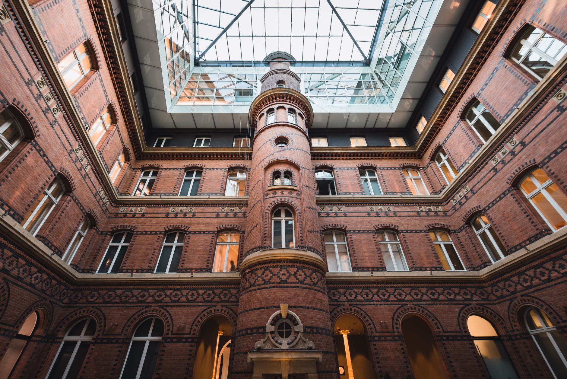 Captivating red brick architecture of the Oberpostdirektion in Hamburg, view from the courtyard. — Trójmiasto