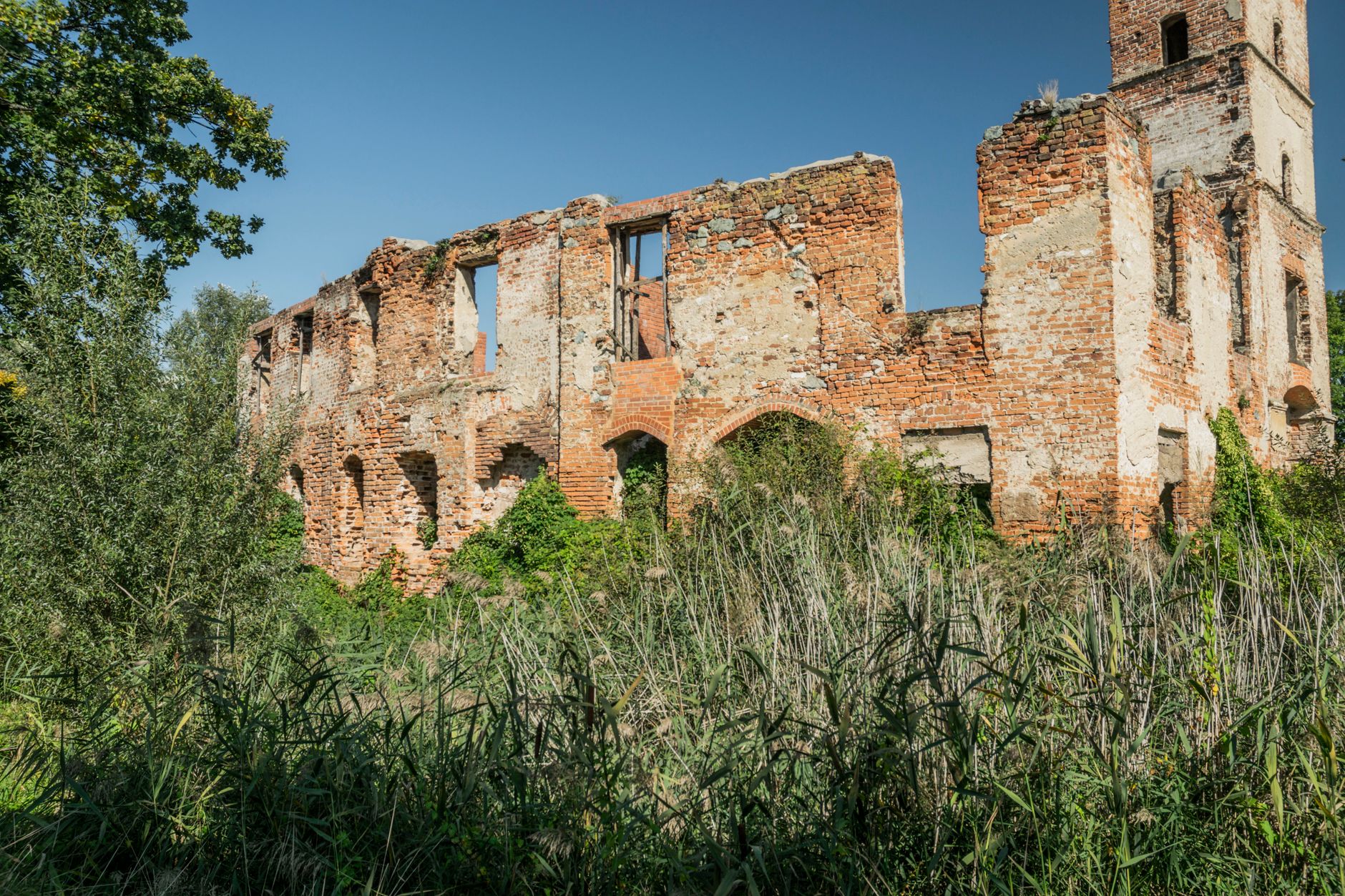 Explore the ancient ruins of Smolec Castle, a symbol of Polish heritage and architecture. — Trójmiasto