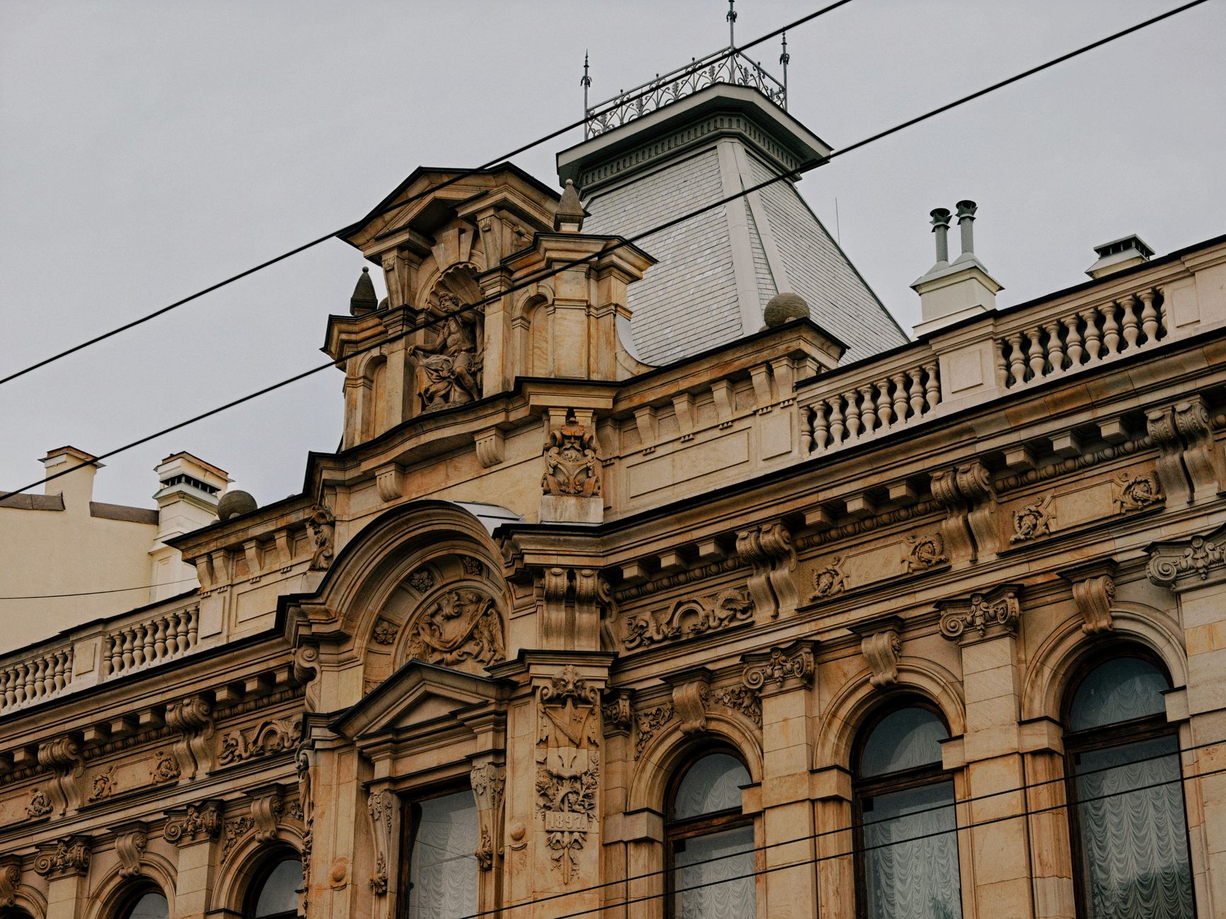 Ornate historical building facade in Saint Petersburg, Russia, showcasing classical architecture. — Trójmiasto
