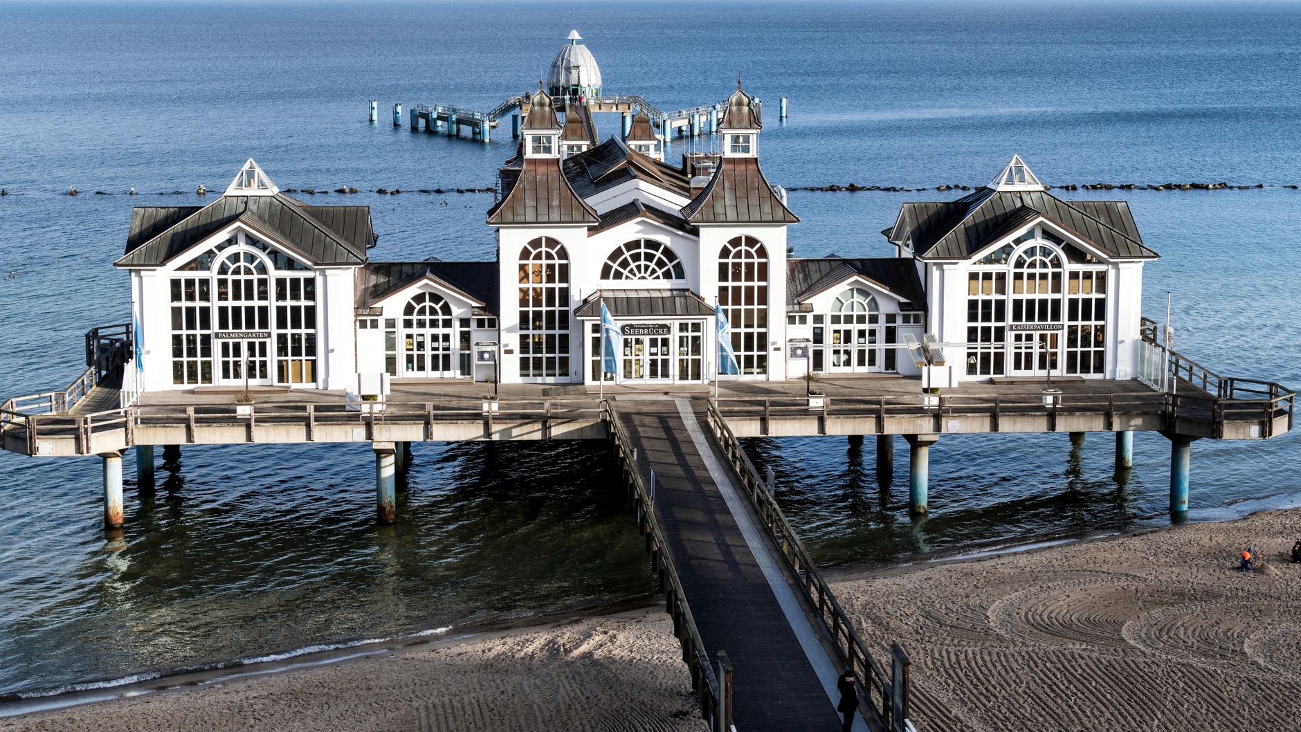 Beautiful Seebrücke Sellin Pier extending into the Baltic Sea in Mecklenburg-Vorpommern, Germany. — Trójmiasto