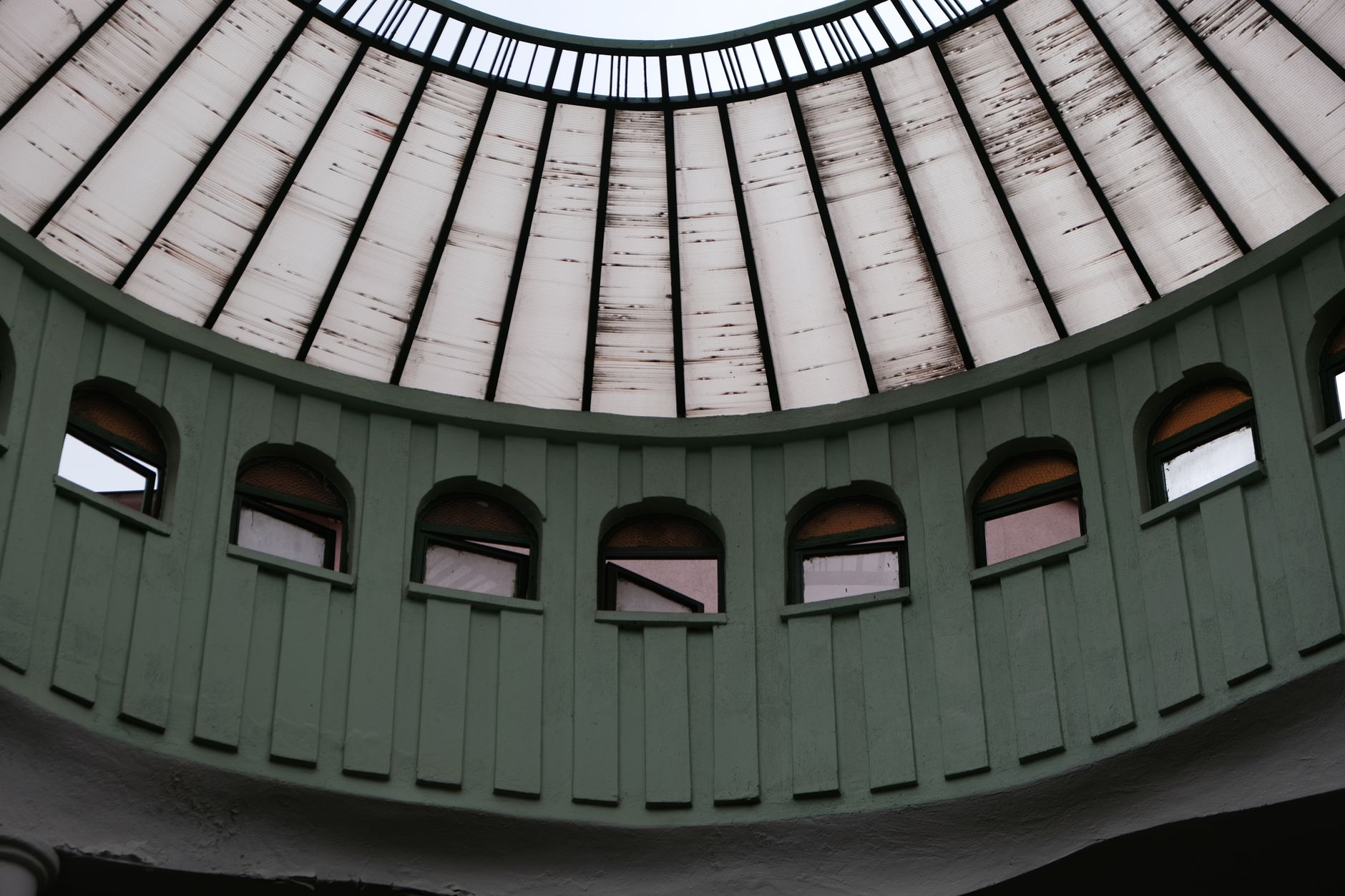 Detailed view of a modern dome with green walls and windows. — Trójmiasto