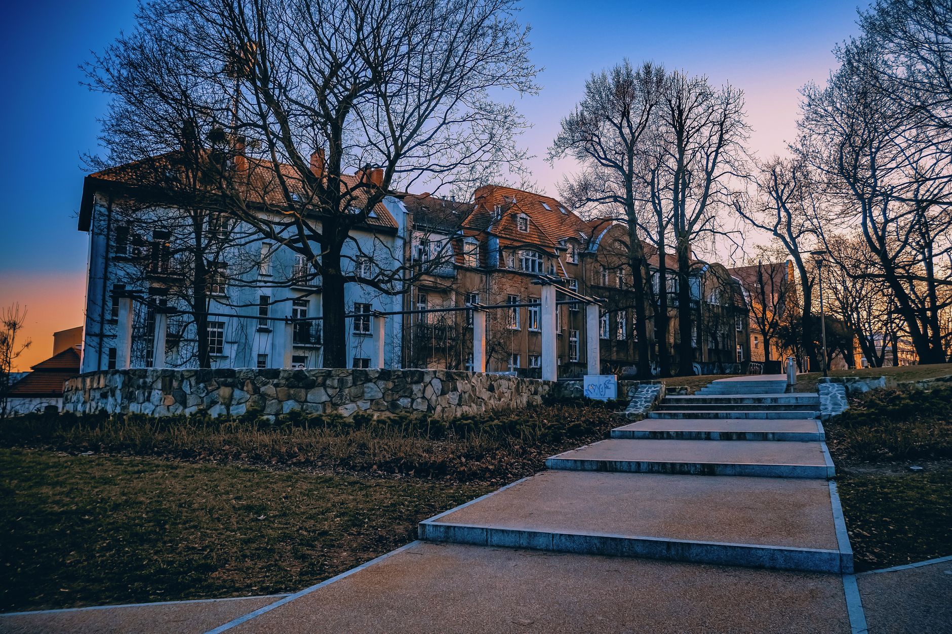 Charming old building in Poznań, Poland, captured at sunset, showcasing architecture and nature. — Trójmiasto