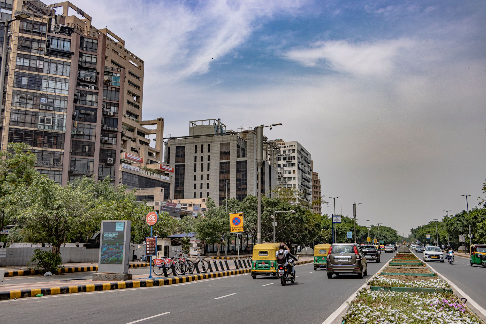 A busy street with modern buildings in New Delhi, India, showcasing urban architecture. — Trójmiasto