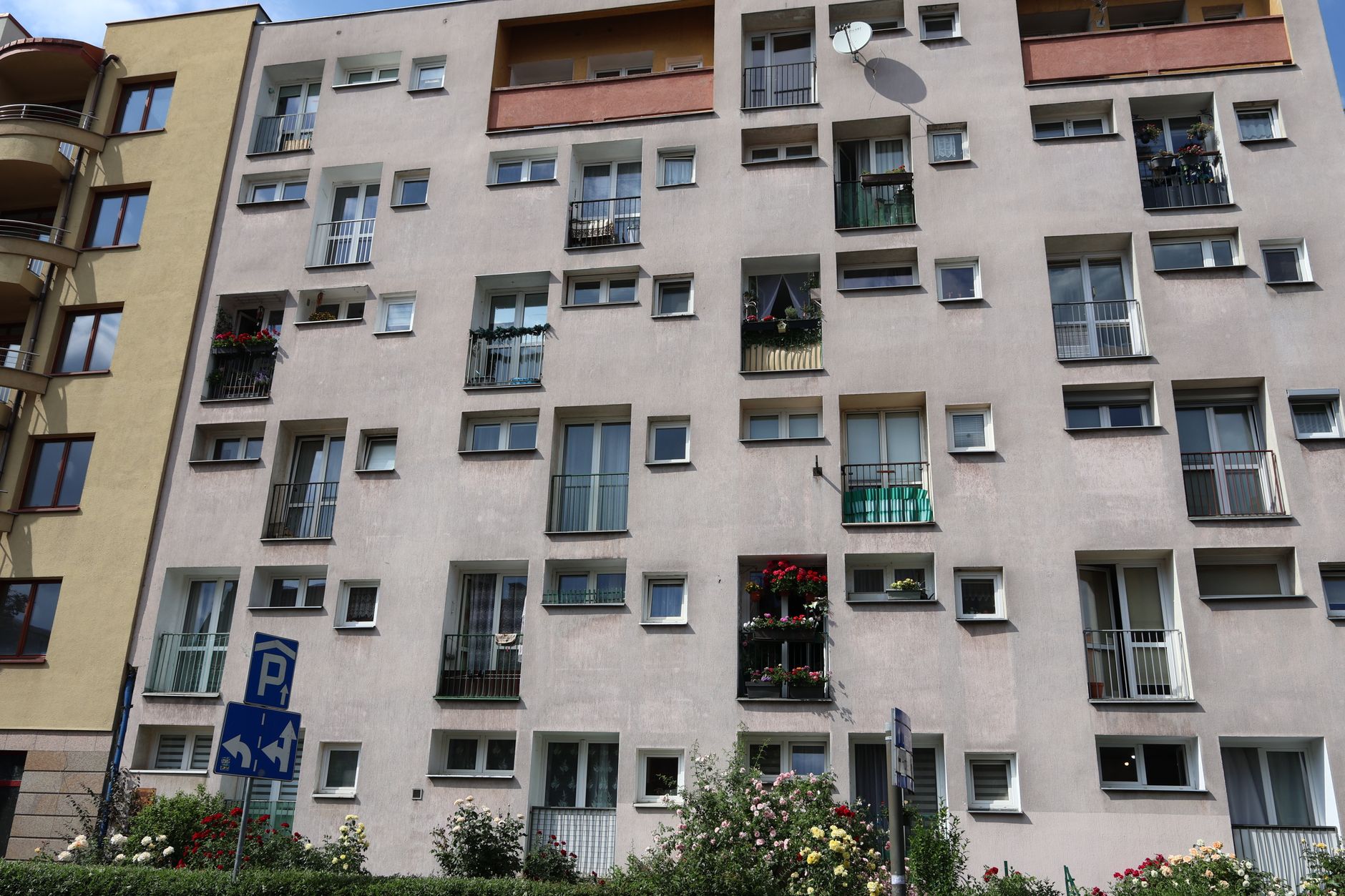 Facade of a modern apartment building in Wrocław with balconies and flowers. — Trójmiasto