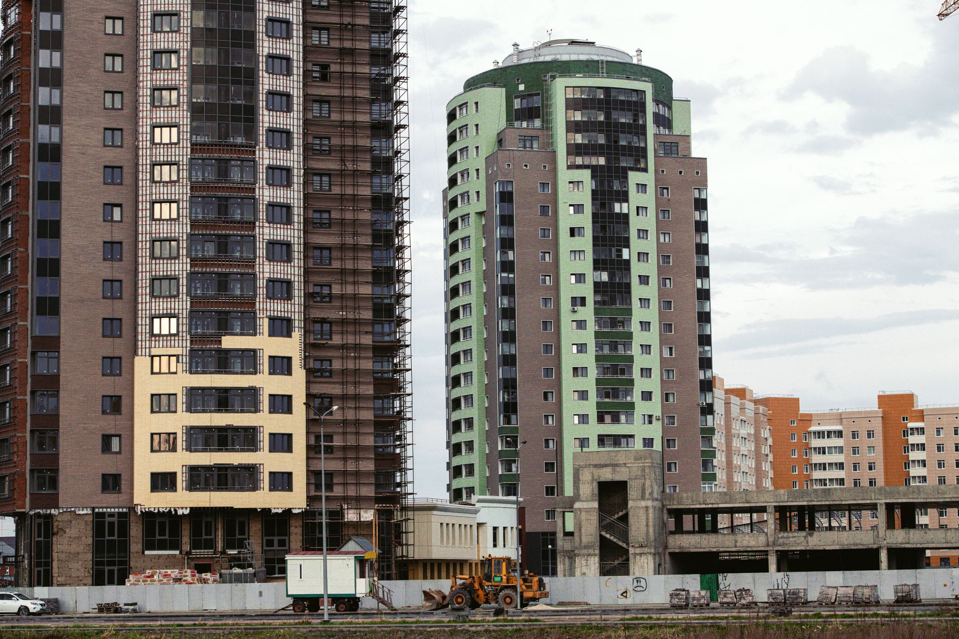 Urban skyline featuring contemporary high-rise buildings and construction site in city setting. — Trójmiasto