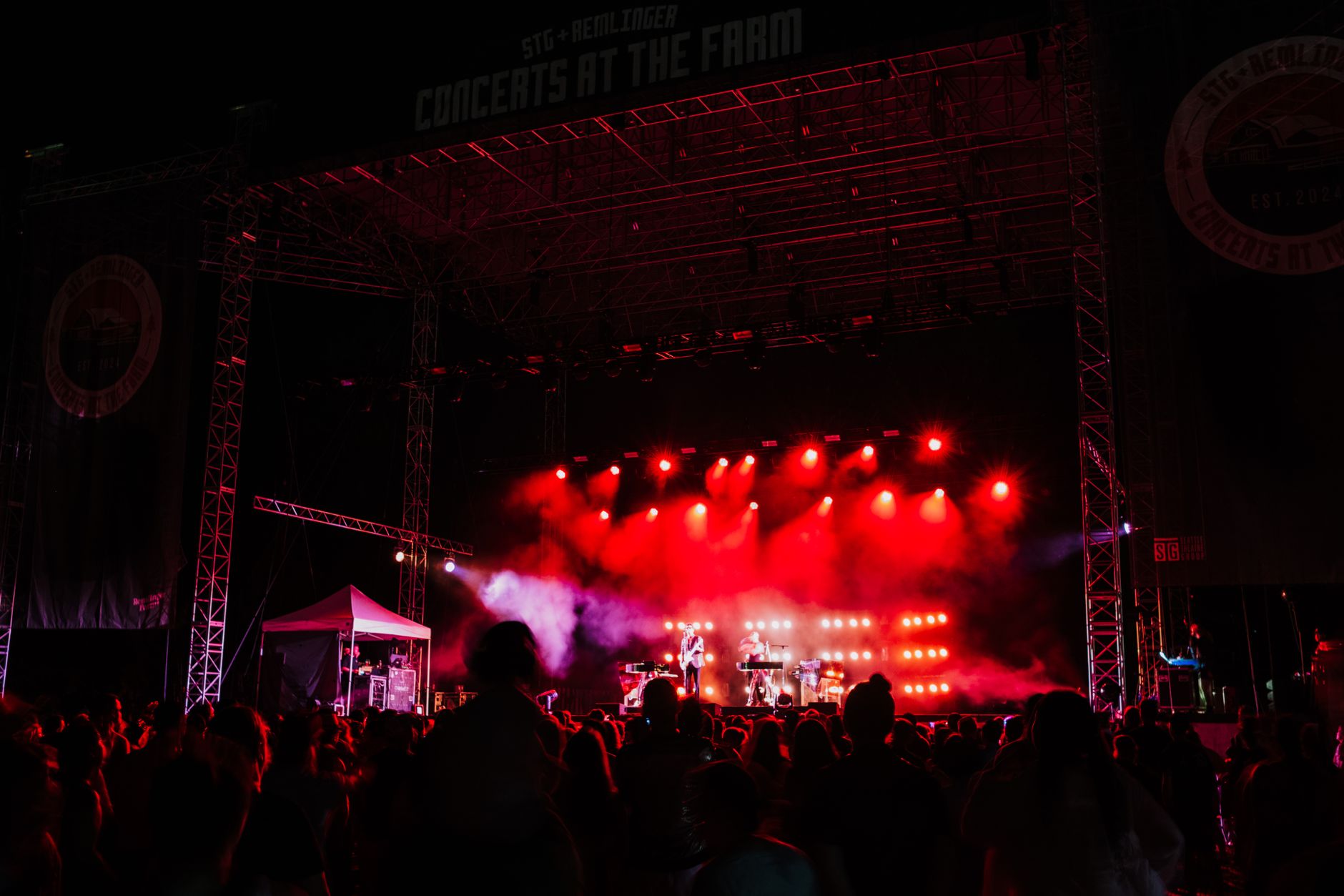 Energetic concert night at Seattle's iconic outdoor venue. Captivating music, lively crowd under bright stage lights. — Trójmiasto