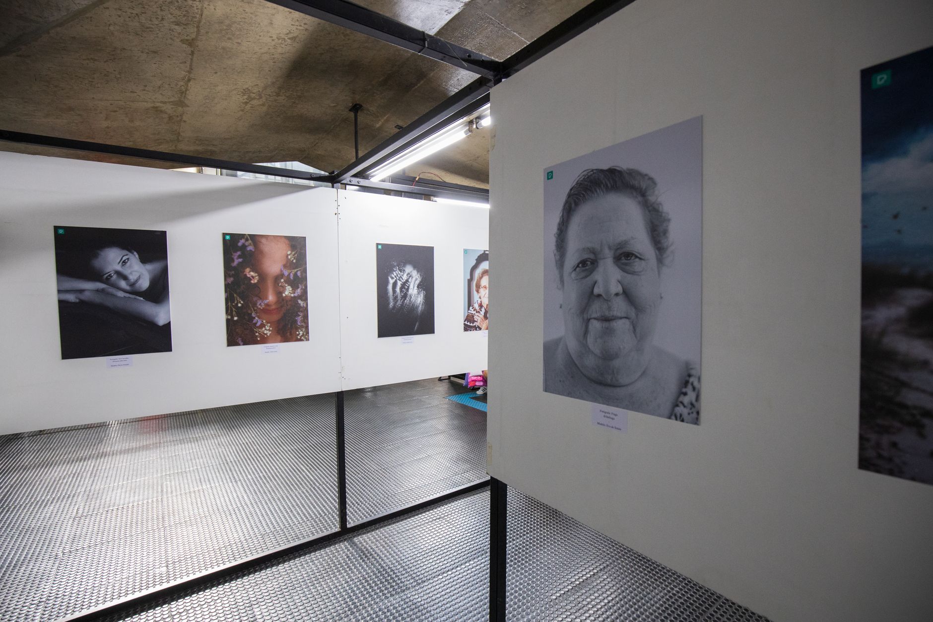 Interior view of an art gallery with portrait photographs on display. — Trójmiasto