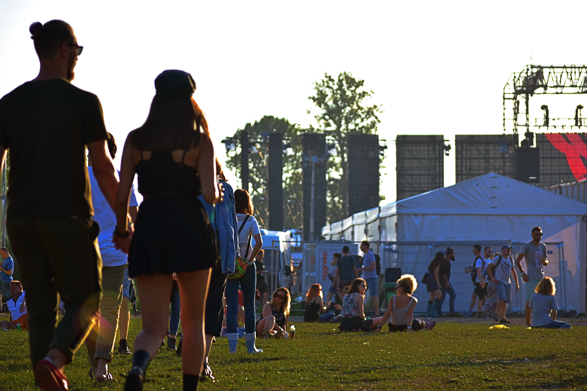 Crowd enjoying an outdoor music festival in Bonțida, Romania, during the day. — Trójmiasto