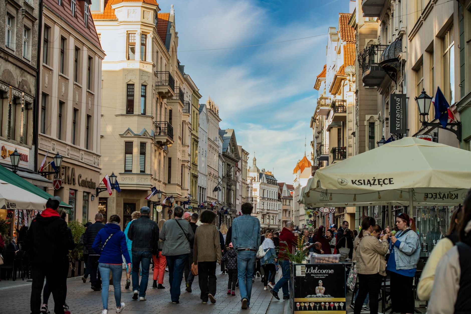 Lively urban scene on a European street with historic buildings and bustling crowd. — Trójmiasto
