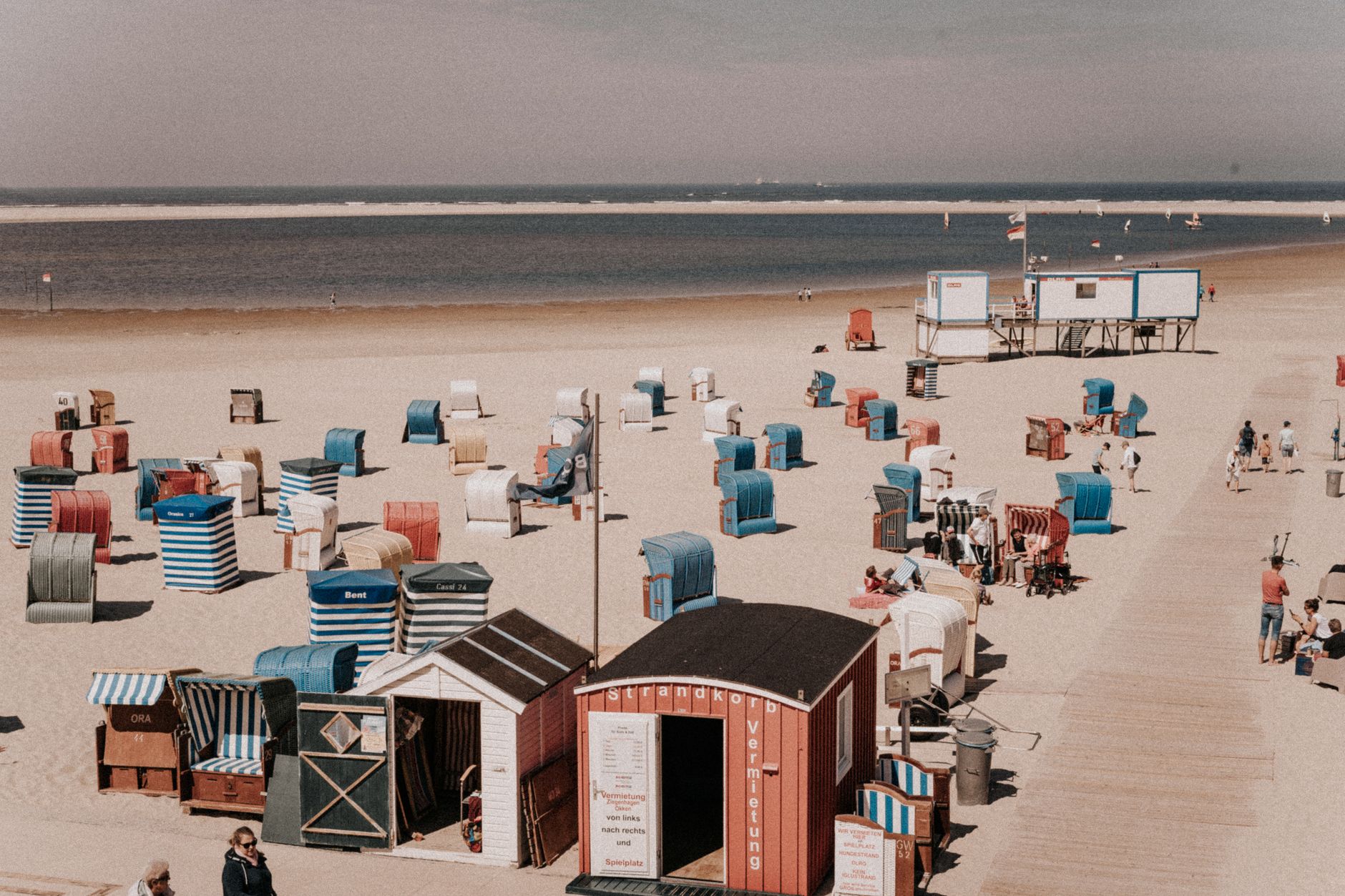 Colorful beach cabins on the sandy shores of Borkum, Germany. — Trójmiasto