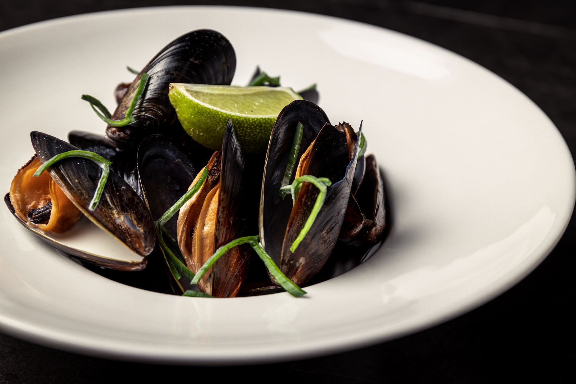 Delicious seafood mussels with lime, beautifully plated for a gourmet dining experience. — Trójmiasto